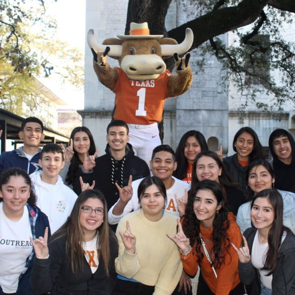 Rio Grande Valley students visiting UT w Bevo mascot